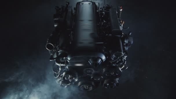 Technologische epische achtergrond van donkere kamer met rook en metalen motor hangen — Stockvideo