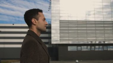 Bina ofis Merkezi City geçmiş yürüyüş ciddi şık iş adamı