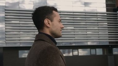 Ciddi iş bulding yürüyen adam yakın çekim