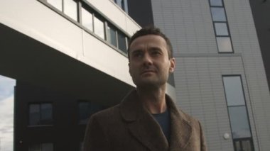 Şık modern adam arıyor etrafında ayakta iş merkezi ileri