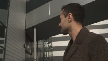 Office center yakınındaki ciddi işadamı portresi