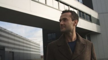 Office center yakınındaki ciddi işadamı portresi