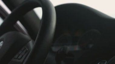 Adam Eller direksiyona yakın çekim