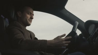 İş adamı arabada oturan telefonla konuşmak