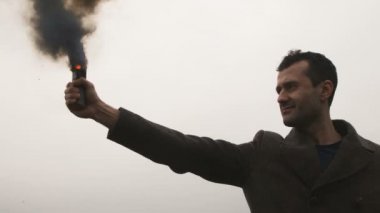 Ciddi adam siyah duman duman bombasıyla holding