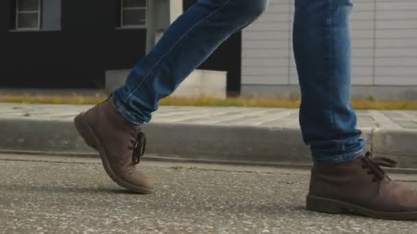 O homem pernas em sapatos andar no pavimento closeup — Vídeo de Stock