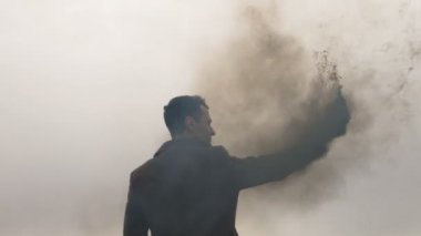 Ciddi adam siyah duman duman bombasıyla holding