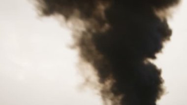Ciddi adam siyah duman duman bombasıyla holding