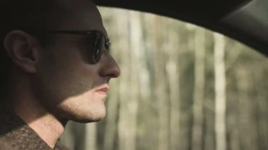 Adam sürüş araba yol ciddi başarı ön yüz yukarıda yakın