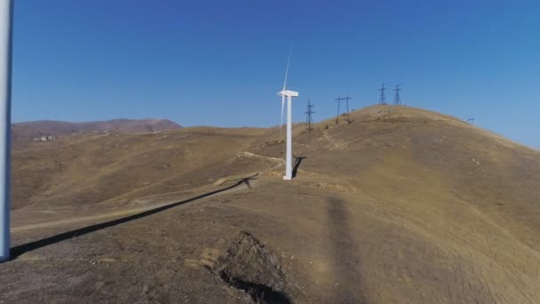 Yeşil enerji rüzgar türbini türbin Çiftliği'nde döndürme — Stok video