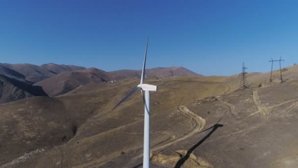 Grön energi väderkvarn turbinen roterar med gård — Stockvideo