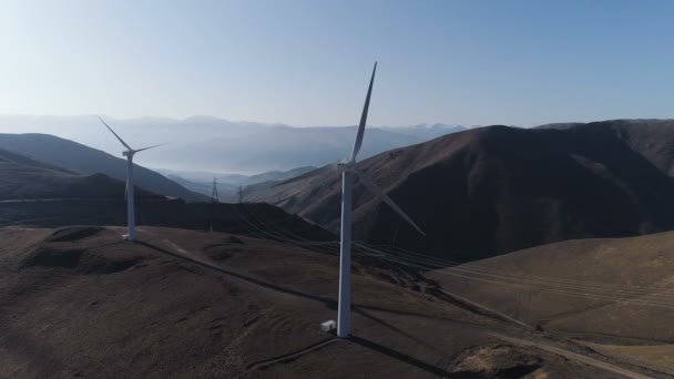 Turbiny wiatrowe tworzenie odnawialnych źródeł energii wieża chłodzenia elektrowni w tle — Wideo stockowe