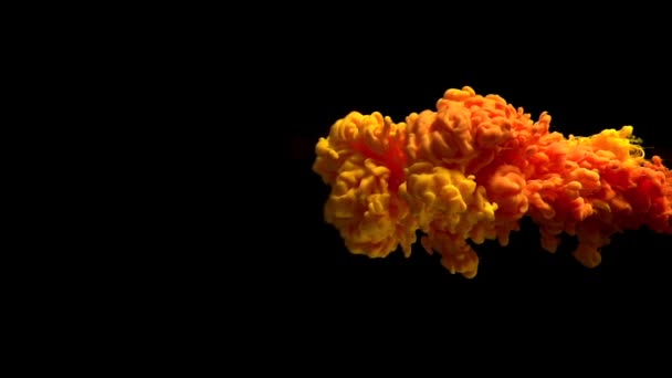 Inkt in water slow motion oranje kleur — Stockvideo