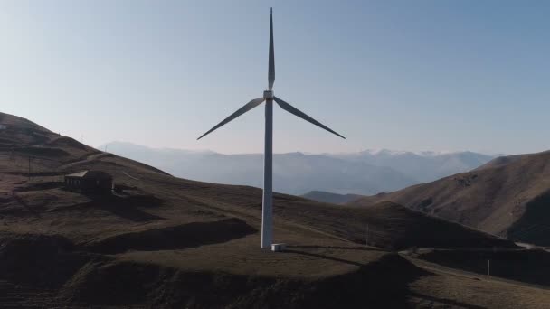 녹색 에너지 풍차 터빈 농장에서 회전 — 비디오