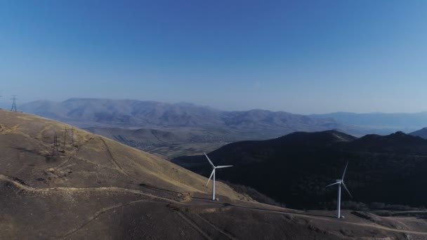Fila de modernas turbinas eólicas generadoras de energía limpia y renovable — Vídeos de Stock