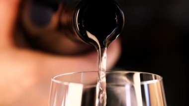 Beyaz şarap cam ağır çekimde dökülen adam