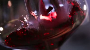 Kırmızı şarap cam ağır çekimde dökme