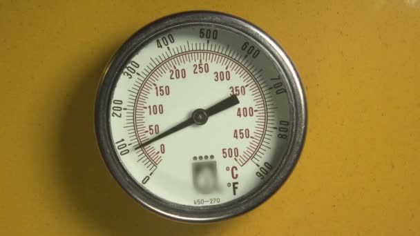 Industrial thermometer with moving indicator — Stock Video