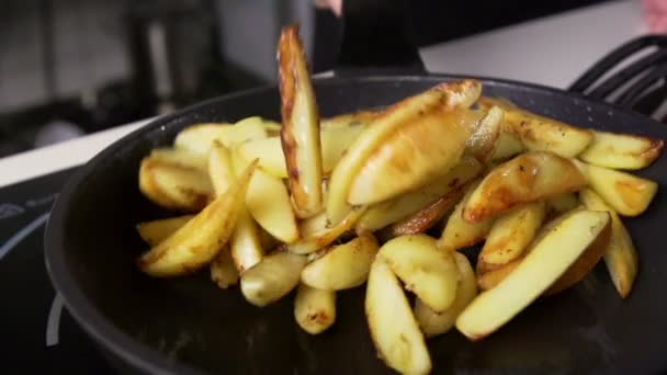 Η πατάτα πετρελαίου είναι τηγανισμένο σε ένα τηγάνι — Αρχείο Βίντεο