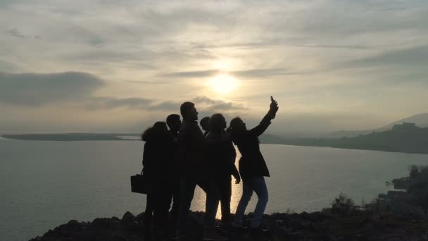 Amigos tomando fotos en el teléfono naturaleza mar puesta del sol — Vídeos de Stock