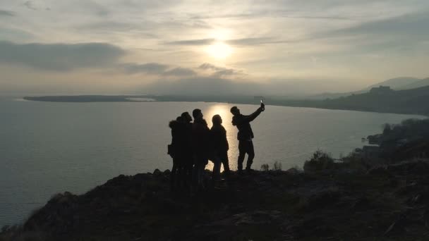 Vrienden nemen selfie foto op telefoon natuur lake — Stockvideo