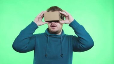 Vr kulaklık erkekte zevk üzerinde yeşil arka plan