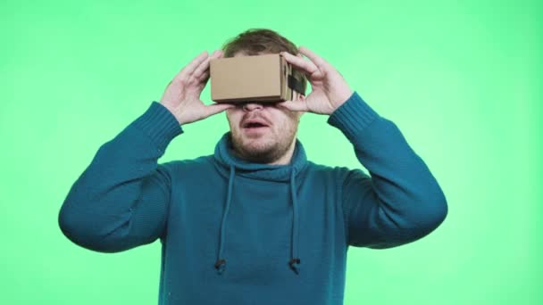 Man in vr headset genieten op de groene achtergrond — Stockvideo