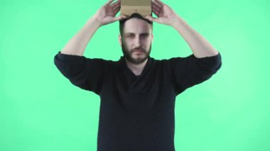 Adam yeşil zemin üzerine vr kulaklık