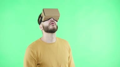 Adam yeşil zemin üzerine vr kulaklık