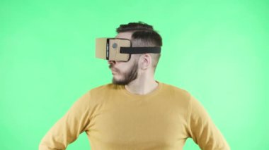Vr kulaklık erkekte zevk üzerinde yeşil arka plan
