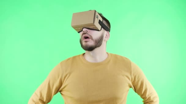 Hombre disfrutar en cartón google VR auriculares para teléfono — Vídeos de Stock