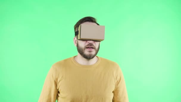 Omul se bucura de carton google VR cască pentru telefon — Videoclip de stoc