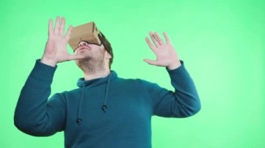 Adam vr gözlük zevk üzerinde yeşil arka plan