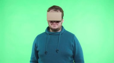 Vr kulaklık erkekte zevk üzerinde yeşil arka plan