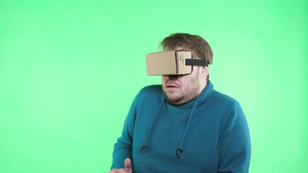 Man i vr-glasögon njuta på grön bakgrund — Stockvideo