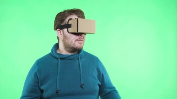 Hombre disfrutar en cartón google VR auriculares para teléfono — Vídeos de Stock