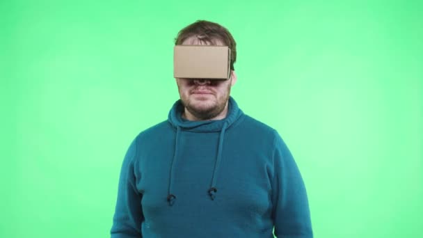 Homme en vr casque profiter sur le fond vert — Video
