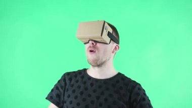 Vr kulaklık erkekte zevk üzerinde yeşil arka plan