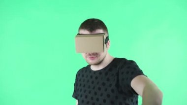 Adam yeşil zemin üzerine vr kulaklık