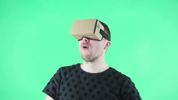 Man in vr headset enjoy on the green background — Stock Video