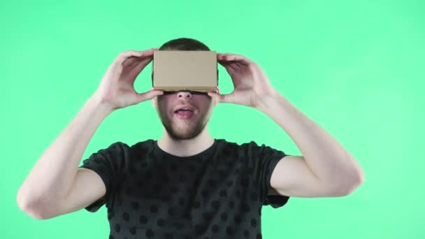 Homem desfrutar em papelão google VR fone de ouvido para telefone — Vídeo de Stock