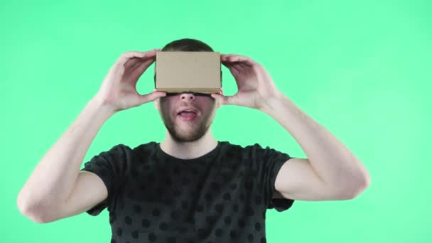 Man genieten in kartonnen google Vr headset voor telefoon — Stockvideo