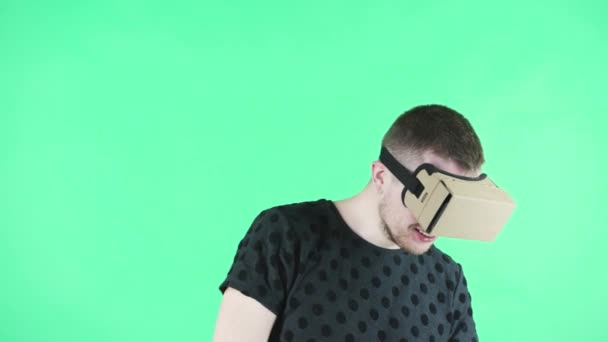 Mann im vr-Headset auf grünem Hintergrund — Stockvideo