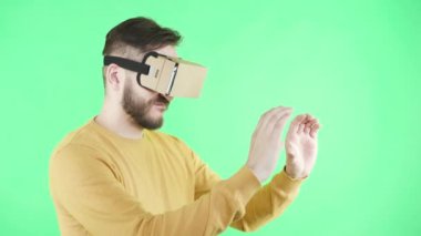 Adam vr gözlük zevk üzerinde yeşil arka plan