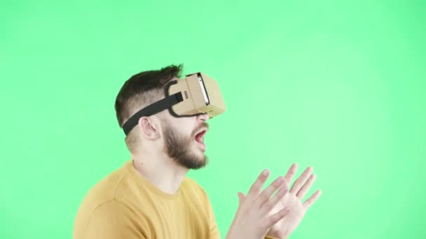 Homem em vr headset desfrutar no fundo verde — Vídeo de Stock