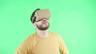 Adam vr gözlük zevk üzerinde yeşil arka plan