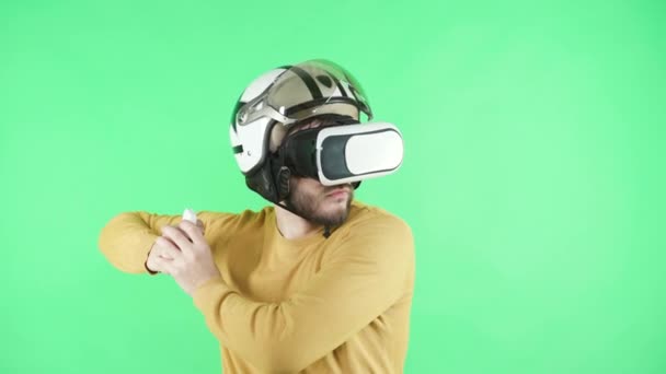 Muž si hraje v soupravu pro virtuální realitu a helmu — Stock video