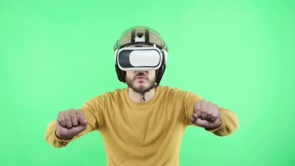 Mann spielt in Virtual-Reality-Headset und Helm — Stockvideo