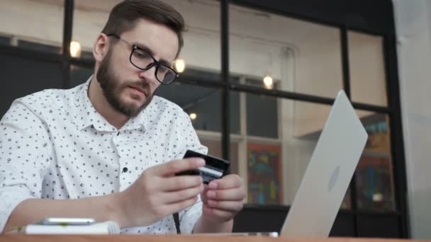 Człowiek, płatności online kartą płatniczą w laptopie — Wideo stockowe