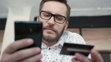 Adam akıllı telefon banka kartı ile online ödeme